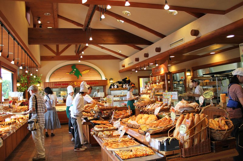 様々な種類のパンがずらりと並ぶ店内