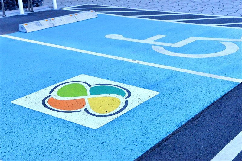 高齢者用や障がい者専用の駐車スペースもある駐車場