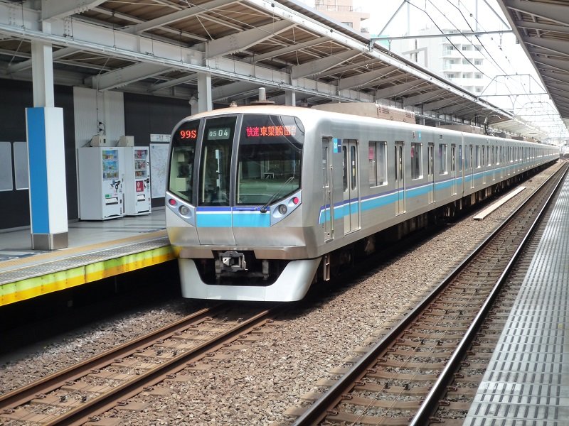 「八千代緑が丘」駅にも停車する東葉勝田台行き快速電車